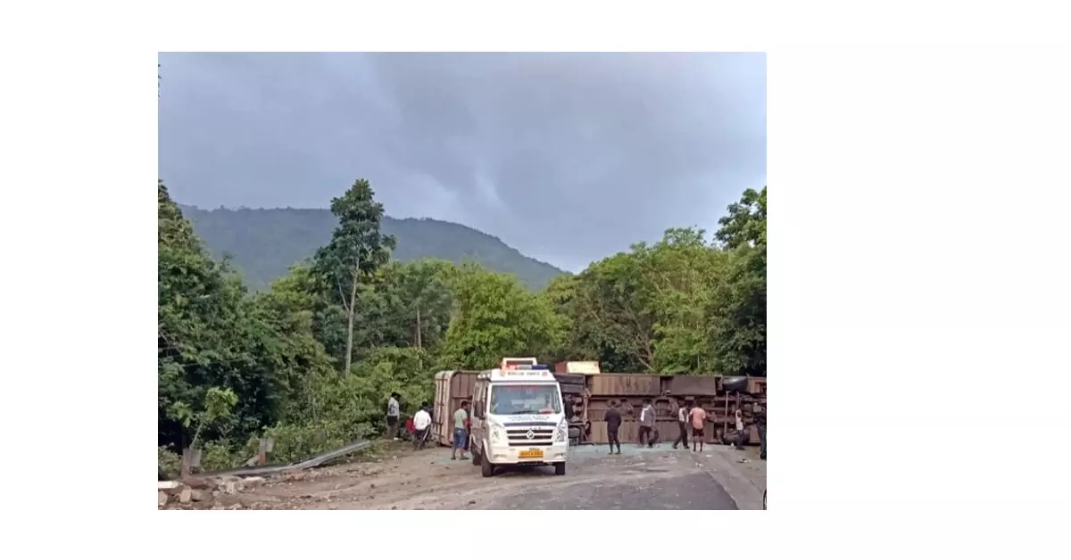 Ankola | ಉರುಳಿಬಿದ್ದ ಬಸ್: ಓರ್ವ ಮೃತ್ಯು; 20ಕ್ಕೂ ಅಧಿಕ ಪ್ರಯಾಣಿಕರಿಗೆ ಗಾಯ Ankola | ಉರುಳಿಬಿದ್ದ ಬಸ್: ಓರ್ವ ಮೃತ್ಯು; 20ಕ್ಕೂ ಅಧಿಕ ಪ್ರಯಾಣಿಕರಿಗೆ ಗಾಯ