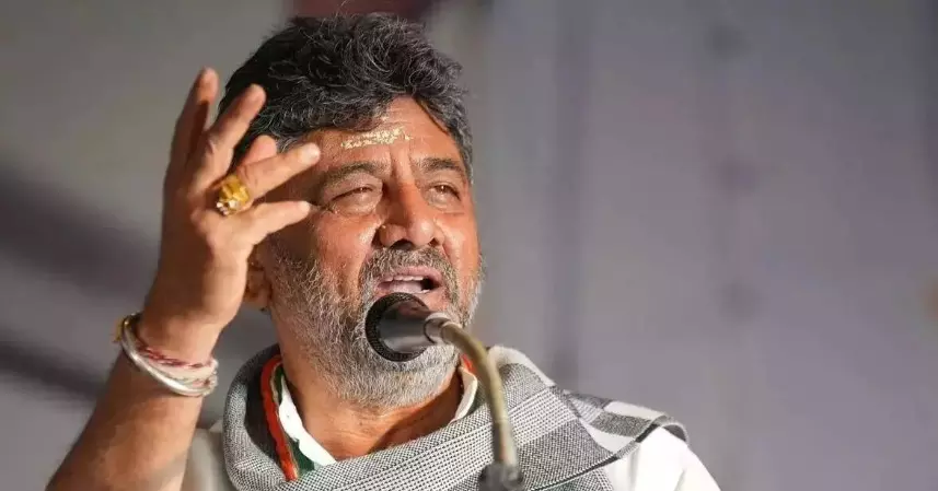 ಲೋಕಭವನಕ್ಕೆ ತೆರಳಿದ ಡಿಕೆಶಿ: ಸರಕಾರ ರಚನೆಗೆ ಹಕ್ಕು ಮಂಡನೆ ಲೋಕಭವನಕ್ಕೆ ತೆರಳಿದ ಡಿಕೆಶಿ: ಸರಕಾರ ರಚನೆಗೆ ಹಕ್ಕು ಮಂಡನೆ