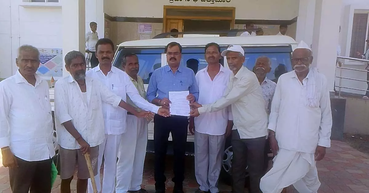 ಚಿತ್ತಾಪುರ: ಪಟ್ಟಣಕ್ಕೆ ಶುದ್ಧ ಕುಡಿಯುವ ನೀರು ಸರಬರಾಜು ಮಾಡಲು ಆಗ್ರಹ ಚಿತ್ತಾಪುರ: ಪಟ್ಟಣಕ್ಕೆ ಶುದ್ಧ ಕುಡಿಯುವ ನೀರು ಸರಬರಾಜು ಮಾಡಲು ಆಗ್ರಹ