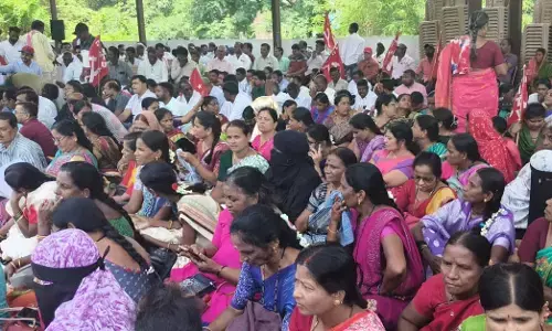 ರಾಯಚೂರು: ಗುತ್ತಿಗೆ ಕಾರ್ಮಿಕರ ಹುದ್ದೆ ಖಾಯಂ ಮಾಡಲು ಆಗ್ರಹಿಸಿ ಧರಣಿ