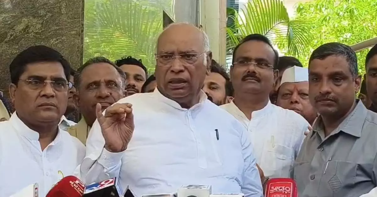 ಬೆಲೆ ಏರಿಕೆ ಮಾಡುತ್ತಿರುವ ಮೋದಿ ಸರ್ಕಾರಕ್ಕೆ ಜನರ ಕಾಳಜಿ ಇಲ್ಲ: ಮಲ್ಲಿಕಾರ್ಜುನ ಖರ್ಗೆ ವಾಗ್ದಾಳಿ ಬೆಲೆ ಏರಿಕೆ ಮಾಡುತ್ತಿರುವ ಮೋದಿ ಸರ್ಕಾರಕ್ಕೆ ಜನರ ಕಾಳಜಿ ಇಲ್ಲ: ಮಲ್ಲಿಕಾರ್ಜುನ ಖರ್ಗೆ ವಾಗ್ದಾಳಿ