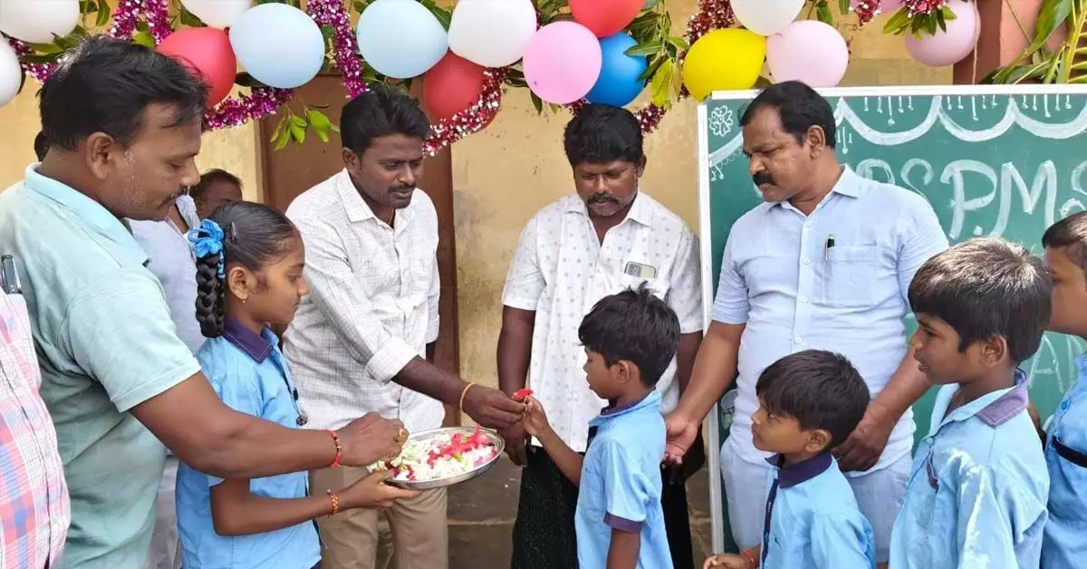 Kampli | ಪುನರಾಂಭಗೊಂಡ ಶಾಲೆಗಳು: ಮಕ್ಕಳಿಗೆ ಹೂಗುಚ್ಚ ನೀಡಿ ಸ್ವಾಗತ Kampli | ಪುನರಾಂಭಗೊಂಡ ಶಾಲೆಗಳು: ಮಕ್ಕಳಿಗೆ ಹೂಗುಚ್ಚ ನೀಡಿ ಸ್ವಾಗತ