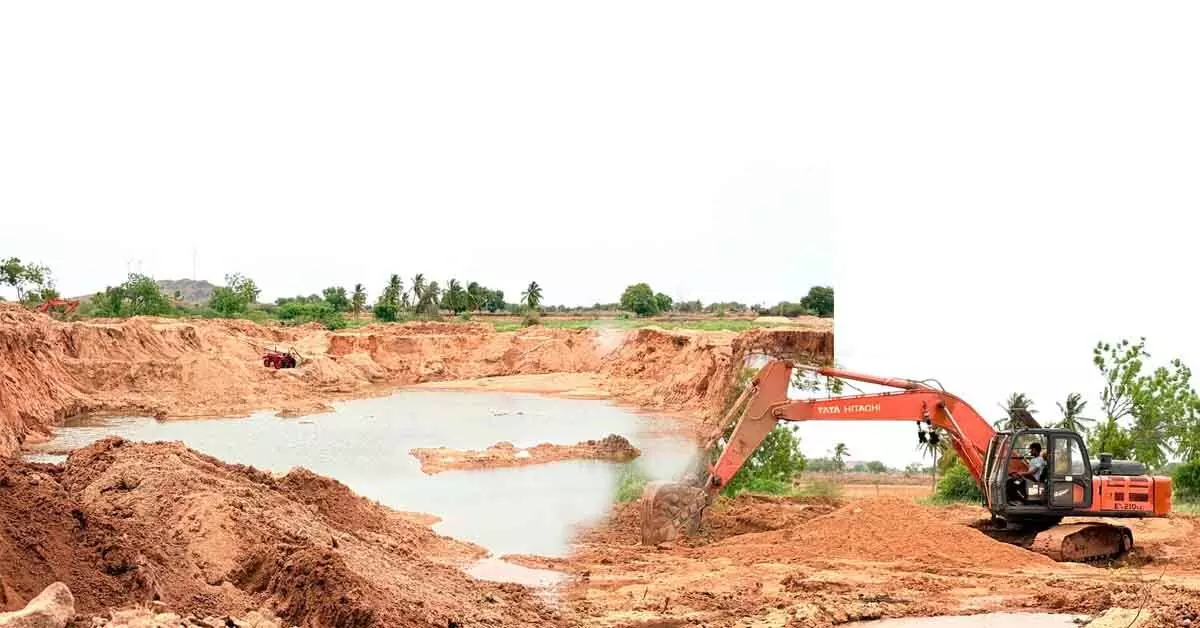 ರಾಜಾರೋಷ ಮರಳು ಸಾಗಾಟ; ಹದಗೆಟ್ಟ ರಸ್ತೆಗಳು: ಜನಜೀವನ ಅಸ್ತವ್ಯಸ್ತ ರಾಜಾರೋಷ ಮರಳು ಸಾಗಾಟ; ಹದಗೆಟ್ಟ ರಸ್ತೆಗಳು: ಜನಜೀವನ ಅಸ್ತವ್ಯಸ್ತ
