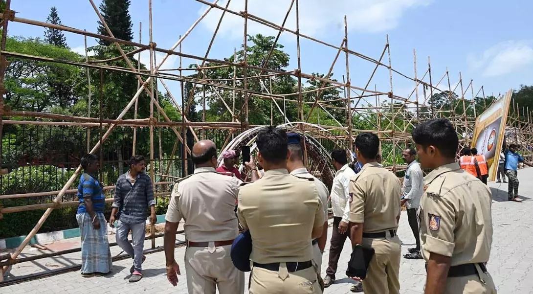 ಡಿ.ಕೆ.ಶಿವಕುಮಾರ್ ಪ್ರಮಾಣ ವಚನ : ಬಿಗಿ ಬಂದೋಬಸ್ತ್ಗೆ ಸೂಚನೆ ಡಿ.ಕೆ.ಶಿವಕುಮಾರ್ ಪ್ರಮಾಣ ವಚನ : ಬಿಗಿ ಬಂದೋಬಸ್ತ್ಗೆ ಸೂಚನೆ