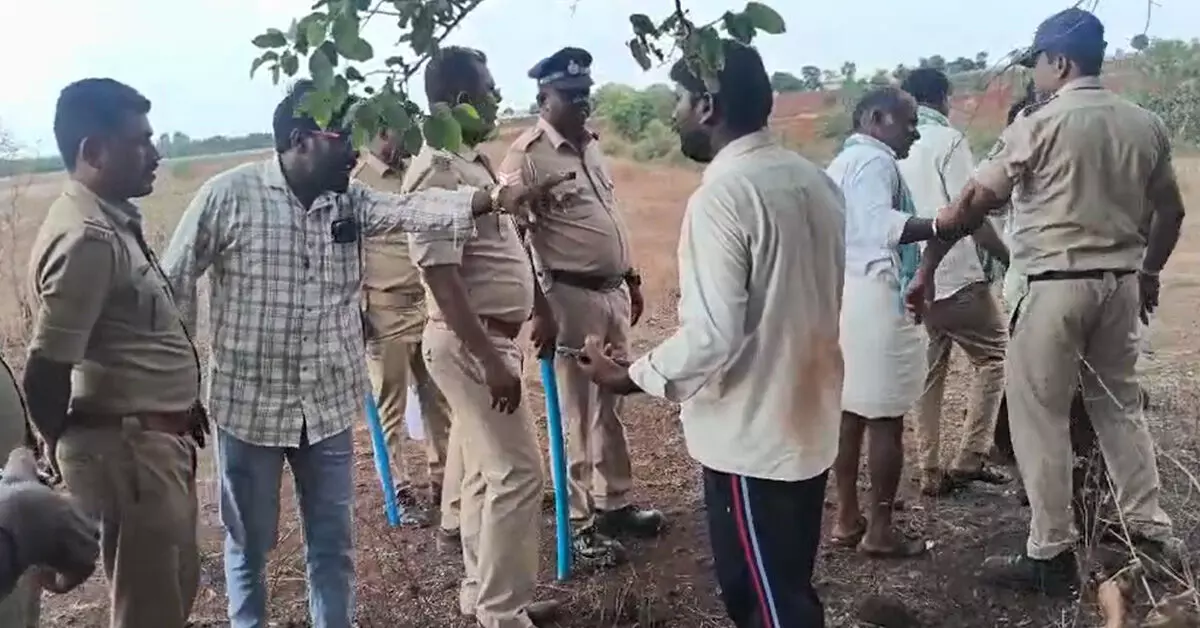 Kalaburagi | ವಿವಾದಿತ ಜಮೀನಿನ ಸಮೀಕ್ಷೆಗೆ ತೆರಳಿದ್ದ ಅಧಿಕಾರಿಗಳ ಮೇಲೆ ಕಲ್ಲು ತೂರಾಟ : ಆರೋಪ Kalaburagi | ವಿವಾದಿತ ಜಮೀನಿನ ಸಮೀಕ್ಷೆಗೆ ತೆರಳಿದ್ದ ಅಧಿಕಾರಿಗಳ ಮೇಲೆ ಕಲ್ಲು ತೂರಾಟ : ಆರೋಪ