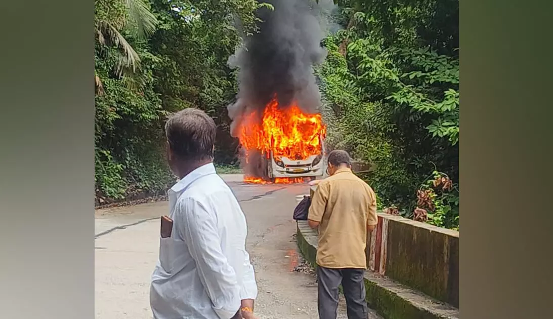 Shivamogga | ಹುಲಿಕಲ್ ಘಾಟಿಯಲ್ಲಿ ಸಂಚರಿಸುತ್ತಿದ್ದ ಬಸ್ನಲ್ಲಿ ಕಾಣಿಸಿಕೊಂಡ ಬೆಂಕಿ; ಪ್ರಯಾಣಿಕರು ಅಪಾಯದಿಂದ ಪಾರು Shivamogga | ಹುಲಿಕಲ್ ಘಾಟಿಯಲ್ಲಿ ಸಂಚರಿಸುತ್ತಿದ್ದ ಬಸ್ನಲ್ಲಿ ಕಾಣಿಸಿಕೊಂಡ ಬೆಂಕಿ; ಪ್ರಯಾಣಿಕರು ಅಪಾಯದಿಂದ ಪಾರು