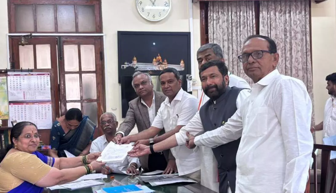 ಜೂ.18ಕ್ಕೆ ಮೇಲ್ಮನೆ, ರಾಜ್ಯಸಭಾ ಚುನಾವಣೆ: ಪವನ್ ಖೇರಾ, ಬಿ.ಕೆ.ಹರಿಪ್ರಸಾದ್, ಮನ್ಸೂರ್ ಅಲಿ ಖಾನ್ ಸಹಿತ ಹಲವರು ನಾಮಪತ್ರ ಸಲ್ಲಿಕೆ ಜೂ.18ಕ್ಕೆ ಮೇಲ್ಮನೆ, ರಾಜ್ಯಸಭಾ ಚುನಾವಣೆ: ಪವನ್ ಖೇರಾ, ಬಿ.ಕೆ.ಹರಿಪ್ರಸಾದ್, ಮನ್ಸೂರ್ ಅಲಿ ಖಾನ್ ಸಹಿತ ಹಲವರು ನಾಮಪತ್ರ ಸಲ್ಲಿಕೆ
