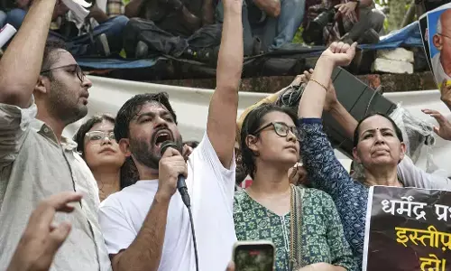 ಕಾಕ್ರೋಚ್ ಜನತಾ ಪಾರ್ಟಿ ಪ್ರತಿಭಟನೆ | ಜಂತರ್ ಮಂತರ್ ನಲ್ಲಿ ಬೆಂಬಲಿಗರೊಂದಿಗೆ ಸೇರಿಕೊಂಡ ಅಭಿಜೀತ್ ದಿಪ್ಕೆ