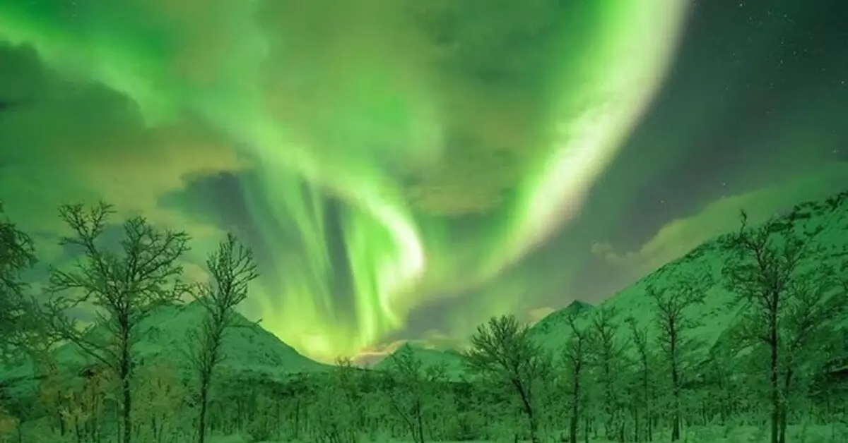 ಬಾನೆತ್ತರದಲ್ಲಿ ಮೂಡಲಿದೆ ರಂಗು ರಂಗಿನ ಚಿತ್ತಾರ; ಸೌರ ಬಿರುಗಾಳಿಯಿಂದ ಉಂಟಾದ ʼಅರೋರʼ ಭಾರತದ ಈ ಸ್ಥಳಗಳಲ್ಲಿ ಗೋಚರಿಸಲಿದೆ… ಬಾನೆತ್ತರದಲ್ಲಿ ಮೂಡಲಿದೆ ರಂಗು ರಂಗಿನ ಚಿತ್ತಾರ; ಸೌರ ಬಿರುಗಾಳಿಯಿಂದ ಉಂಟಾದ ʼಅರೋರʼ ಭಾರತದ ಈ ಸ್ಥಳಗಳಲ್ಲಿ ಗೋಚರಿಸಲಿದೆ…