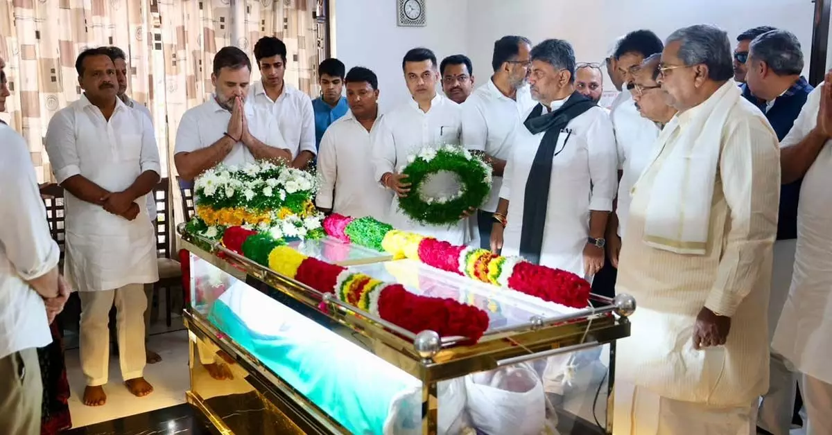 ಎಐಸಿಸಿ ಕಾರ್ಯದರ್ಶಿ ಸೂರಜ್ ಹೆಗ್ಡೆ ನಿಧನ: ರಾಹುಲ್ ಗಾಂಧಿ ಸಹಿತ ಕಾಂಗ್ರೆಸ್ ನಾಯಕರಿಂದ ಅಂತಿಮ ನಮನ ಎಐಸಿಸಿ ಕಾರ್ಯದರ್ಶಿ ಸೂರಜ್ ಹೆಗ್ಡೆ ನಿಧನ: ರಾಹುಲ್ ಗಾಂಧಿ ಸಹಿತ ಕಾಂಗ್ರೆಸ್ ನಾಯಕರಿಂದ ಅಂತಿಮ ನಮನ