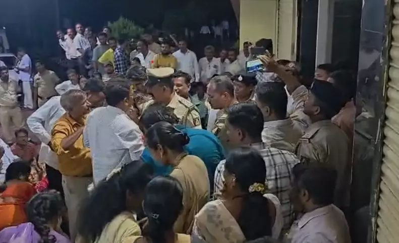 ಗುಲ್ಬರ್ಗಾ ವಿಶ್ವವಿದ್ಯಾಲಯದ ಕಾರ್ಯಸೌಧಕ್ಕೆ ಹೊರಗುತ್ತಿಗೆ ನೌಕರರಿಂದ ಮುತ್ತಿಗೆ; ಕುಲಪತಿ ಭರವಸೆಯ ಬಳಿಕ ಪ್ರತಿಭಟನೆ ಸಡಿಲ ಗುಲ್ಬರ್ಗಾ ವಿಶ್ವವಿದ್ಯಾಲಯದ ಕಾರ್ಯಸೌಧಕ್ಕೆ ಹೊರಗುತ್ತಿಗೆ ನೌಕರರಿಂದ ಮುತ್ತಿಗೆ; ಕುಲಪತಿ ಭರವಸೆಯ ಬಳಿಕ ಪ್ರತಿಭಟನೆ ಸಡಿಲ