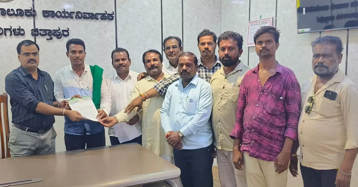 Chitapur | ಡಿಎಪಿ ಹೆಚ್ಚಿನ ದರಕ್ಕೆ ಮಾರಾಟ ಮಾಡುತ್ತಿರುವ ರಸಗೊಬ್ಬರ ಅಂಗಡಿಗಳ ವಿರುದ್ಧ ಕ್ರಮ ಕೈಗೊಳ್ಳುವಂತೆ ರೈತ ಸಂಘ ಆಗ್ರಹ Chitapur | ಡಿಎಪಿ ಹೆಚ್ಚಿನ ದರಕ್ಕೆ ಮಾರಾಟ ಮಾಡುತ್ತಿರುವ ರಸಗೊಬ್ಬರ ಅಂಗಡಿಗಳ ವಿರುದ್ಧ ಕ್ರಮ ಕೈಗೊಳ್ಳುವಂತೆ ರೈತ ಸಂಘ ಆಗ್ರಹ