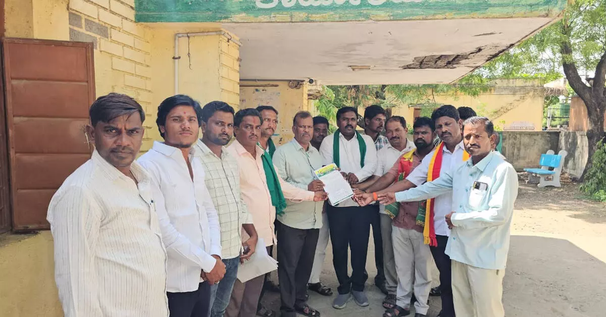 ಅಫಜಲಪುರ | ರೈತನ ಮೇಲಿನ ಹಲ್ಲೆ ಪ್ರಕರಣಕ್ಕೆ ಎಫ್ಐಆರ್ ದಾಖಲಿಸಿ : ರೈತ ಸಂಘಗಳ ಆಗ್ರಹ ಅಫಜಲಪುರ | ರೈತನ ಮೇಲಿನ ಹಲ್ಲೆ ಪ್ರಕರಣಕ್ಕೆ ಎಫ್ಐಆರ್ ದಾಖಲಿಸಿ : ರೈತ ಸಂಘಗಳ ಆಗ್ರಹ