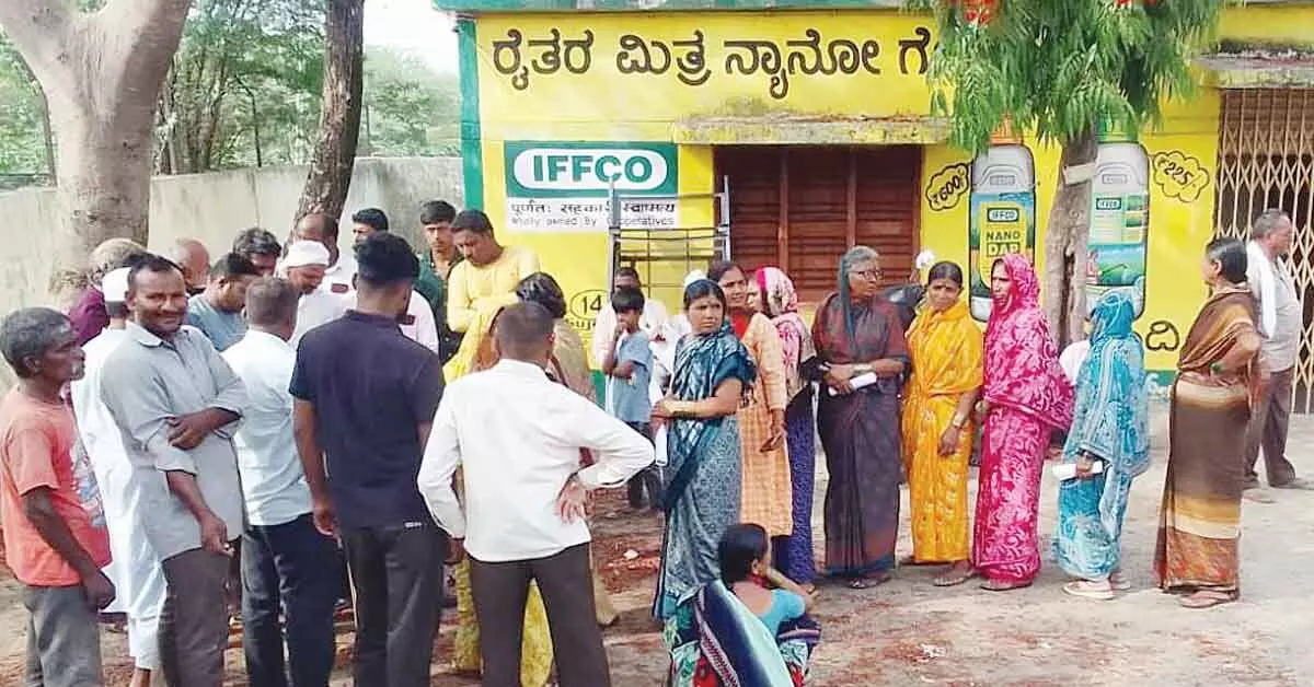 ಆಳಂದ: ರಸಗೊಬ್ಬರಕ್ಕಾಗಿ ರೈತರ ಪರದಾಟ ಆಳಂದ: ರಸಗೊಬ್ಬರಕ್ಕಾಗಿ ರೈತರ ಪರದಾಟ