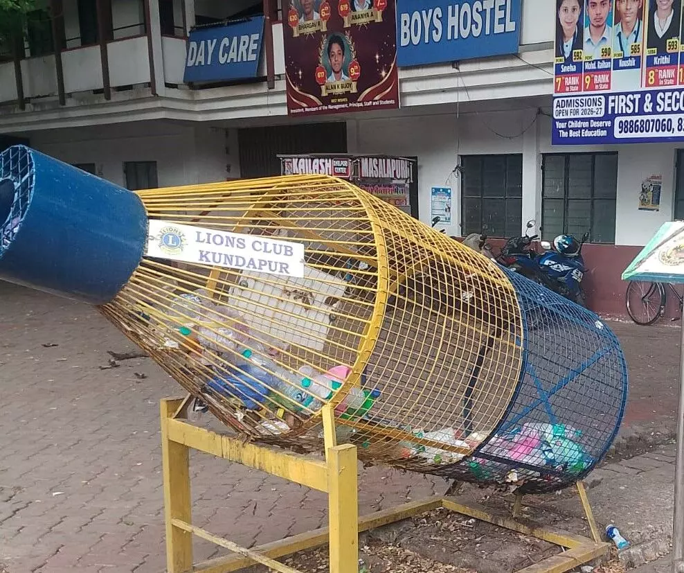 ಕುಂದಾಪುರ: ಪಾನೀಯ, ನೀರಿನ ಬಾಟಲಿ ವಿಲೇವಾರಿಗೆ ಪ್ರಯೋಗ; ಬಸ್ ನಿಲ್ದಾಣ, ಸಾರ್ವಜನಿಕ ಸ್ಥಳಗಳಲ್ಲಿ ಬಾಟಲಿ ಮಾದರಿ ಬುಟ್ಟಿ ಕುಂದಾಪುರ: ಪಾನೀಯ, ನೀರಿನ ಬಾಟಲಿ ವಿಲೇವಾರಿಗೆ ಪ್ರಯೋಗ; ಬಸ್ ನಿಲ್ದಾಣ, ಸಾರ್ವಜನಿಕ ಸ್ಥಳಗಳಲ್ಲಿ ಬಾಟಲಿ ಮಾದರಿ ಬುಟ್ಟಿ