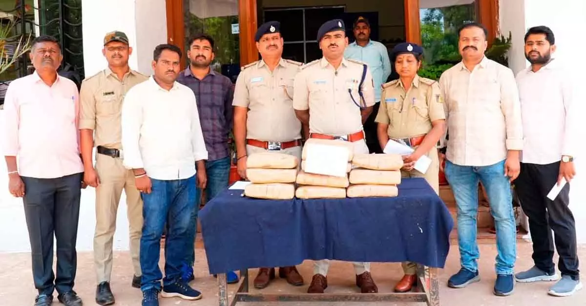 ಬೀದರ್: ಗಾಂಜಾ ಸಾಗಿಸುತ್ತಿದ್ದ ಇಬ್ಬರ ಬಂಧನ; 6 ಲಕ್ಷಕ್ಕೂ ಅಧಿಕ ಮೌಲ್ಯದ ಸೊತ್ತು ವಶ ಬೀದರ್: ಗಾಂಜಾ ಸಾಗಿಸುತ್ತಿದ್ದ ಇಬ್ಬರ ಬಂಧನ; 6 ಲಕ್ಷಕ್ಕೂ ಅಧಿಕ ಮೌಲ್ಯದ ಸೊತ್ತು ವಶ