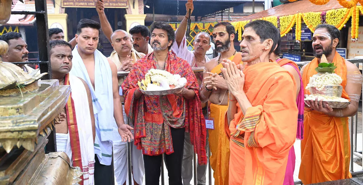 ಕೊಲ್ಲೂರಿಗೆ ಆಗಮಿಸಿದ ತಮಿಳುನಾಡು ಸಿಎಂ ವಿಜಯ್; ಶ್ರೀಮೂಕಾಂಬಿಕಾ ದೇವಸ್ಥಾನಕ್ಕೆ ಭೇಟಿ ಕೊಲ್ಲೂರಿಗೆ ಆಗಮಿಸಿದ ತಮಿಳುನಾಡು ಸಿಎಂ ವಿಜಯ್; ಶ್ರೀಮೂಕಾಂಬಿಕಾ ದೇವಸ್ಥಾನಕ್ಕೆ ಭೇಟಿ