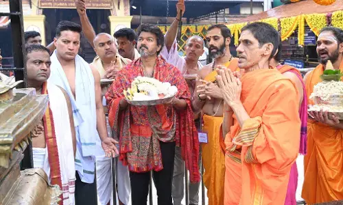 ಕೊಲ್ಲೂರಿಗೆ ಆಗಮಿಸಿದ ತಮಿಳುನಾಡು ಸಿಎಂ ವಿಜಯ್; ಶ್ರೀಮೂಕಾಂಬಿಕಾ ದೇವಸ್ಥಾನಕ್ಕೆ ಭೇಟಿ