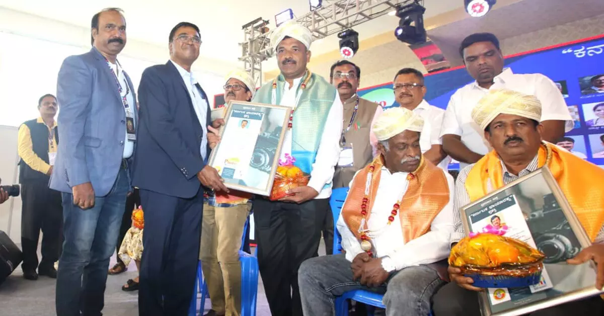 Koppal | ನಾಬಿರಾಜ ದಸ್ತೆನವರಿಗೆ ‘ಕರ್ನಾಟಕ ಛಾಯಾರತ್ನ’ ಪ್ರಶಸ್ತಿ ಪ್ರದಾನ Koppal | ನಾಬಿರಾಜ ದಸ್ತೆನವರಿಗೆ ‘ಕರ್ನಾಟಕ ಛಾಯಾರತ್ನ’ ಪ್ರಶಸ್ತಿ ಪ್ರದಾನ