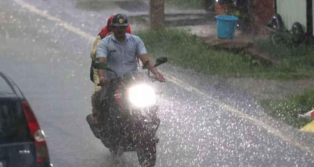 ಬೆಂಗಳೂರಲ್ಲಿ ಧಾರಾಕಾರ ಮಳೆ, ಜನಜೀವನ ಅಸ್ತವ್ಯಸ್ತ ಬೆಂಗಳೂರಲ್ಲಿ ಧಾರಾಕಾರ ಮಳೆ, ಜನಜೀವನ ಅಸ್ತವ್ಯಸ್ತ