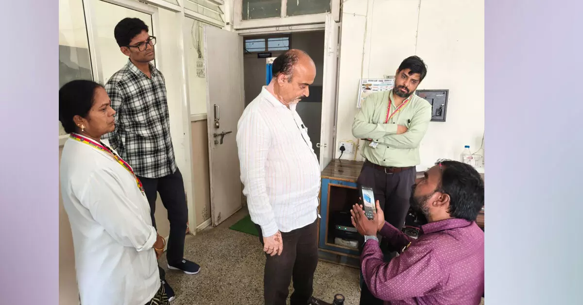 ಅಫಜಲಪುರ | ಸರ್ಕಾರಿ ಆಸ್ಪತ್ರೆಯಲ್ಲಿ ಖಾಸಗಿ ಲ್ಯಾಬ್ ಚಟುವಟಿಕೆ ಆರೋಪ: ಡಿಎಚ್ಒ ದಿಢೀರ್ ಪರಿಶೀಲನೆ ಅಫಜಲಪುರ | ಸರ್ಕಾರಿ ಆಸ್ಪತ್ರೆಯಲ್ಲಿ ಖಾಸಗಿ ಲ್ಯಾಬ್ ಚಟುವಟಿಕೆ ಆರೋಪ: ಡಿಎಚ್ಒ ದಿಢೀರ್ ಪರಿಶೀಲನೆ