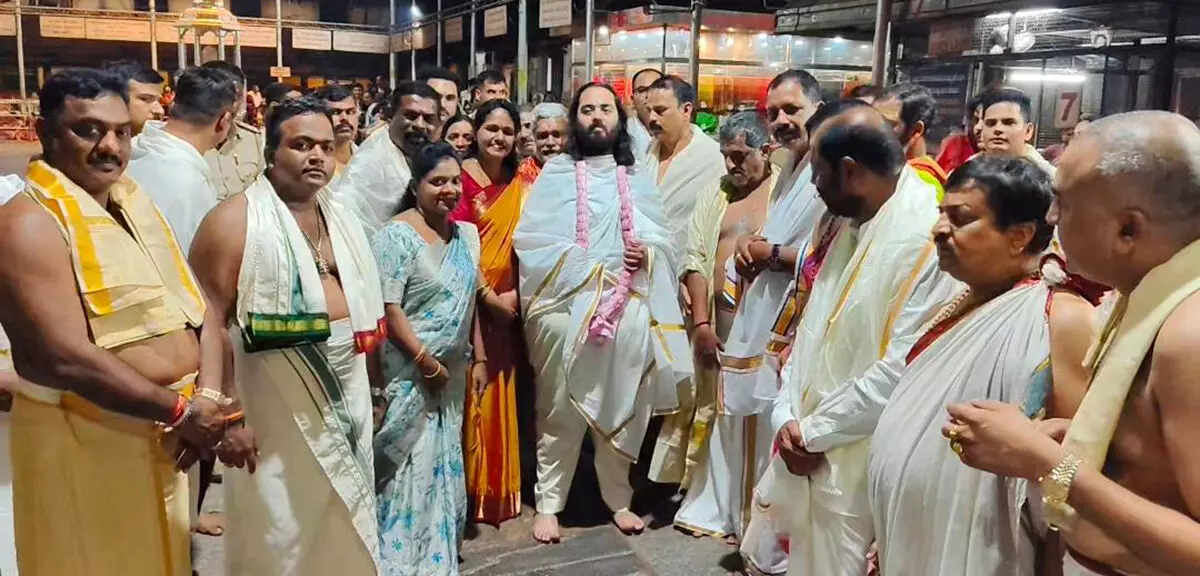 ಕೊಲ್ಲೂರು ಶ್ರೀ ಮೂಕಾಂಬಿಕಾ ದೇವಸ್ಥಾನಕ್ಕೆ ಅನಂತ್ ಅಂಬಾನಿ ಭೇಟಿ ಕೊಲ್ಲೂರು ಶ್ರೀ ಮೂಕಾಂಬಿಕಾ ದೇವಸ್ಥಾನಕ್ಕೆ ಅನಂತ್ ಅಂಬಾನಿ ಭೇಟಿ