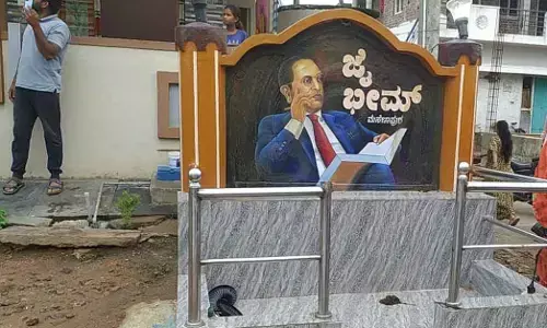 ಚಾಮರಾಜನಗರ : ಅಂಬೇಡ್ಕರ್ ಭಾವಚಿತ್ರಕ್ಕೆ ಸಗಣಿ ಬಳಿದ ಆರೋಪ; ಯುವಕನಿಗೆ ಥಳಿಸಿದ ಗ್ರಾಮಸ್ಥರು