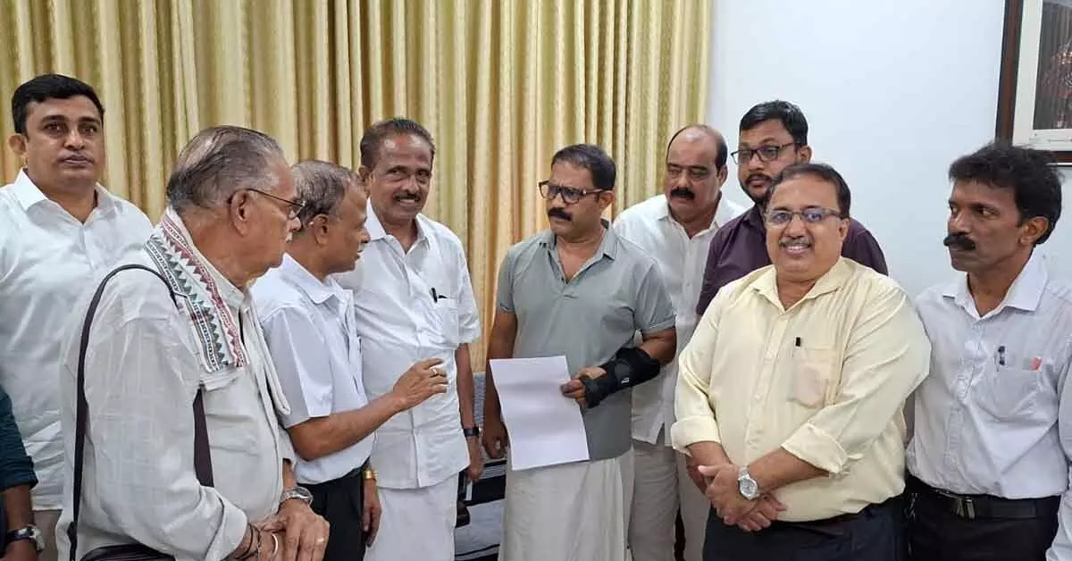 ಕಾಸರಗೋಡು | ಉಸ್ತುವಾರಿ ಸಚಿವ ಕೆ.ಎಂ. ಶಾಜಿಯವರನ್ನು ಭೇಟಿಯಾದ ಕರ್ನಾಟಕ ಸಮಿತಿ; ಕನ್ನಡ ವಿರೋಧಿ ಅಂಶಗಳ ಬಗ್ಗೆ ಮನವಿ ಕಾಸರಗೋಡು | ಉಸ್ತುವಾರಿ ಸಚಿವ ಕೆ.ಎಂ. ಶಾಜಿಯವರನ್ನು ಭೇಟಿಯಾದ ಕರ್ನಾಟಕ ಸಮಿತಿ; ಕನ್ನಡ ವಿರೋಧಿ ಅಂಶಗಳ ಬಗ್ಗೆ ಮನವಿ