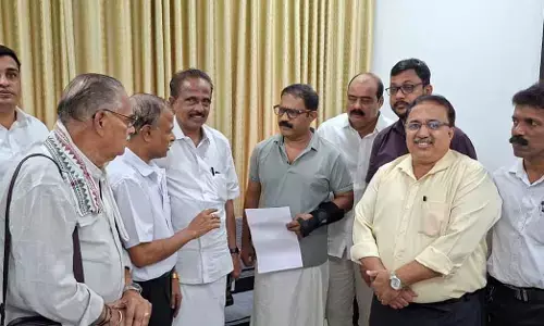 ಕಾಸರಗೋಡು | ಉಸ್ತುವಾರಿ ಸಚಿವ ಕೆ.ಎಂ. ಶಾಜಿಯವರನ್ನು ಭೇಟಿಯಾದ ಕರ್ನಾಟಕ ಸಮಿತಿ; ಕನ್ನಡ ವಿರೋಧಿ ಅಂಶಗಳ ಬಗ್ಗೆ ಮನವಿ