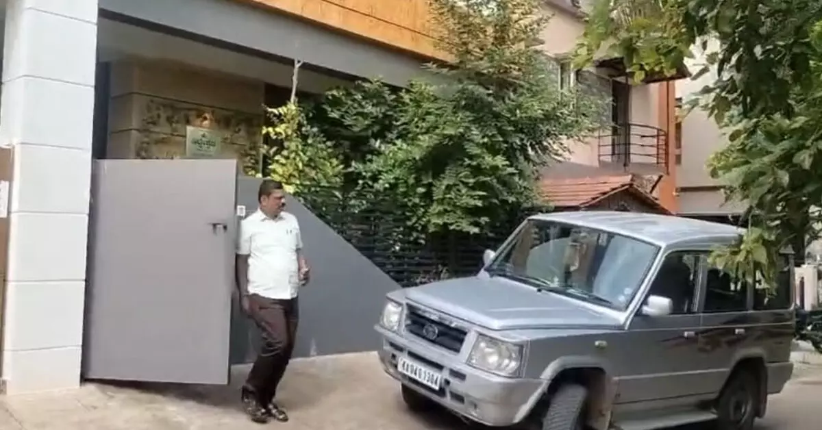 ದಾವಣಗೆರೆಯಲ್ಲಿ ಮೂವರು ಅಧಿಕಾರಿಗಳ ನಿವಾಸ, ಕಚೇರಿ ಮೇಲೆ ಲೋಕಾಯುಕ್ತ ದಾಳಿ; ದಾಖಲೆಗಳ ಪರಿಶೀಲನೆ ದಾವಣಗೆರೆಯಲ್ಲಿ ಮೂವರು ಅಧಿಕಾರಿಗಳ ನಿವಾಸ, ಕಚೇರಿ ಮೇಲೆ ಲೋಕಾಯುಕ್ತ ದಾಳಿ; ದಾಖಲೆಗಳ ಪರಿಶೀಲನೆ