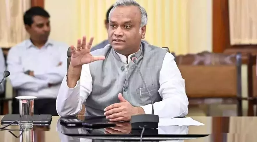 ದುರಹಂಕಾರ ಬಿಟ್ಟು ಕಾನೂನನ್ನು ಪಾಲಿಸಿ: RSSಗೆ ಗೃಹ ಸಚಿವ ಪ್ರಿಯಾಂಕ್ ಖರ್ಗೆ ತಿರುಗೇಟು ದುರಹಂಕಾರ ಬಿಟ್ಟು ಕಾನೂನನ್ನು ಪಾಲಿಸಿ: RSSಗೆ ಗೃಹ ಸಚಿವ ಪ್ರಿಯಾಂಕ್ ಖರ್ಗೆ ತಿರುಗೇಟು