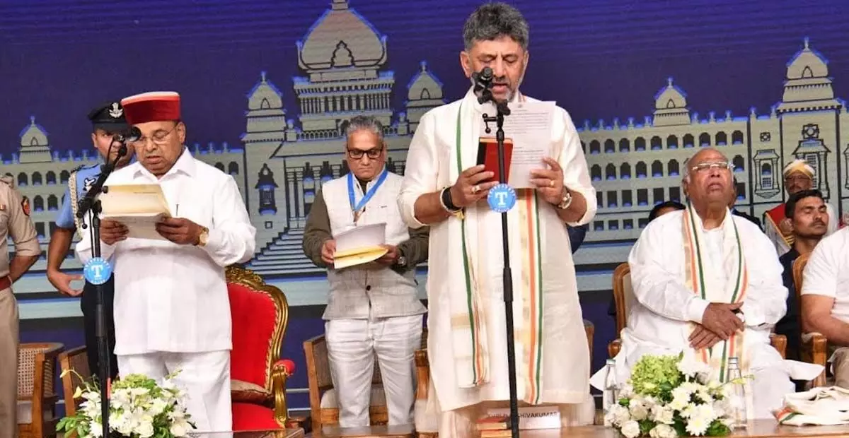 ಡಿ.ಕೆ. ಶಿವಕುಮಾರ್ ನೇತೃತ್ವದ ಮಂತ್ರಿ ಮಂಡಲ ರಚನೆ ಪ್ರಶ್ನಿಸಿದ್ದ ಪಿಐಎಲ್ ವಜಾ; ಅರ್ಜಿದಾರರಿಗೆ 50 ಸಾವಿರ ರೂ. ದಂಡ ವಿಧಿಸಿದ ಹೈಕೋರ್ಟ್ ಡಿ.ಕೆ. ಶಿವಕುಮಾರ್ ನೇತೃತ್ವದ ಮಂತ್ರಿ ಮಂಡಲ ರಚನೆ ಪ್ರಶ್ನಿಸಿದ್ದ ಪಿಐಎಲ್ ವಜಾ; ಅರ್ಜಿದಾರರಿಗೆ 50 ಸಾವಿರ ರೂ. ದಂಡ ವಿಧಿಸಿದ ಹೈಕೋರ್ಟ್