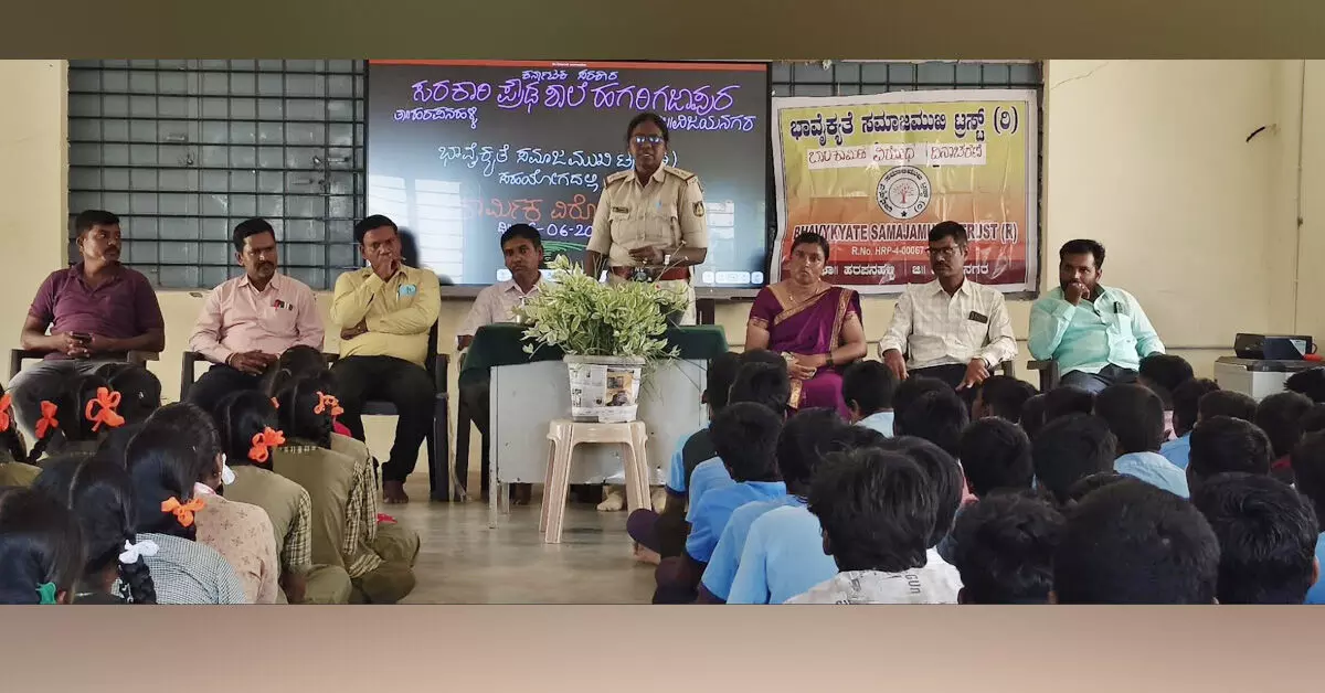 Harapanahalli | ಬಾಲ ಕಾರ್ಮಿಕ ಪದ್ಧತಿ ನಿರ್ಮೂಲನೆಗೆ ನಿರಂತರ ಜಾಗೃತಿ ಅಗತ್ಯ: ಪಿಎಸ್ಐ ನಾಗರತ್ನಮ್ಮ Harapanahalli | ಬಾಲ ಕಾರ್ಮಿಕ ಪದ್ಧತಿ ನಿರ್ಮೂಲನೆಗೆ ನಿರಂತರ ಜಾಗೃತಿ ಅಗತ್ಯ: ಪಿಎಸ್ಐ ನಾಗರತ್ನಮ್ಮ