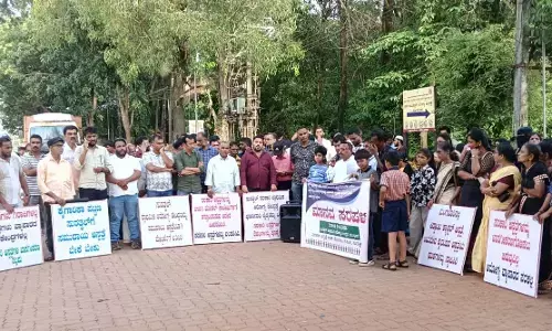 ಸುರತ್ಕಲ್‌ ಆರೋಗ್ಯ ಕೇಂದ್ರದ ಮುಂಭಾಗ ಮಾನವ ಸರಪಳಿ ಮೂಲಕ ಪ್ರತಿಭಟನೆ