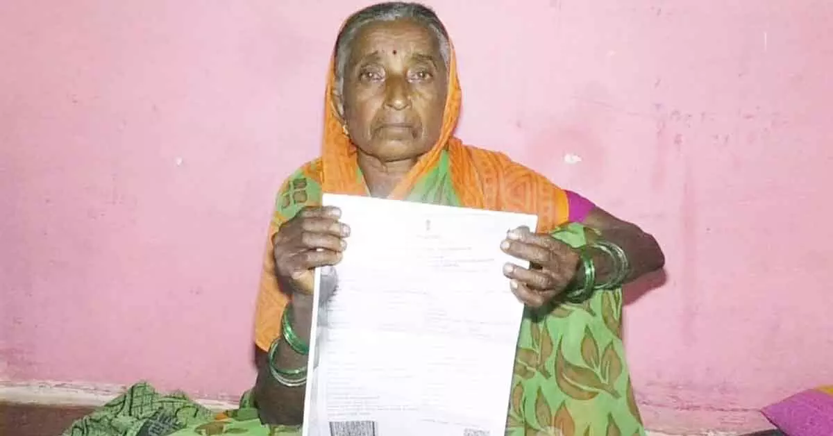 ಹಾವೇರಿ: ಪಂಚಾಯತ್ ಅಧಿಕಾರಿಗಳ ನಿರ್ಲಕ್ಷ್ಯ ಆರೋಪ; ಜೀವಂತ ಮಹಿಳೆಗೆ ಮರಣ ಪ್ರಮಾಣ ಪತ್ರ! ಹಾವೇರಿ: ಪಂಚಾಯತ್ ಅಧಿಕಾರಿಗಳ ನಿರ್ಲಕ್ಷ್ಯ ಆರೋಪ; ಜೀವಂತ ಮಹಿಳೆಗೆ ಮರಣ ಪ್ರಮಾಣ ಪತ್ರ!