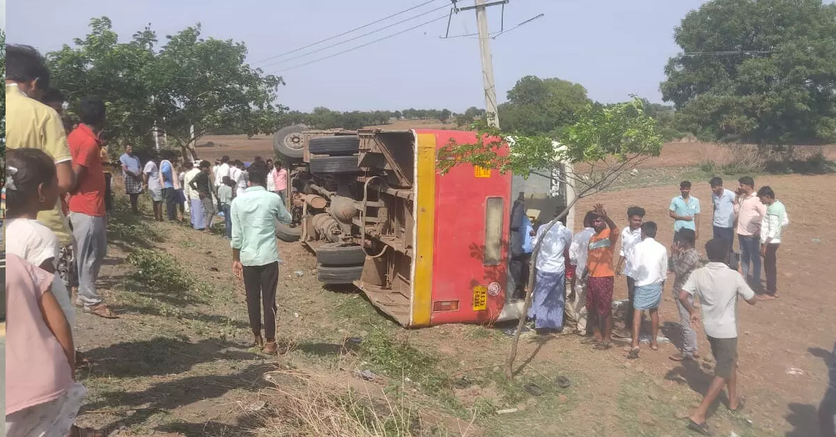 Kembhavi | ಚಾಲಕನ ನಿರ್ಲಕ್ಷ್ಯ ಆರೋಪ : ಕೆಕೆಆರ್ಟಿಸಿ ಬಸ್ ಪಲ್ಟಿ, 40ಕ್ಕೂ ಹೆಚ್ಚು ಪ್ರಯಾಣಿಕರು ಪಾರು Kembhavi | ಚಾಲಕನ ನಿರ್ಲಕ್ಷ್ಯ ಆರೋಪ : ಕೆಕೆಆರ್ಟಿಸಿ ಬಸ್ ಪಲ್ಟಿ, 40ಕ್ಕೂ ಹೆಚ್ಚು ಪ್ರಯಾಣಿಕರು ಪಾರು