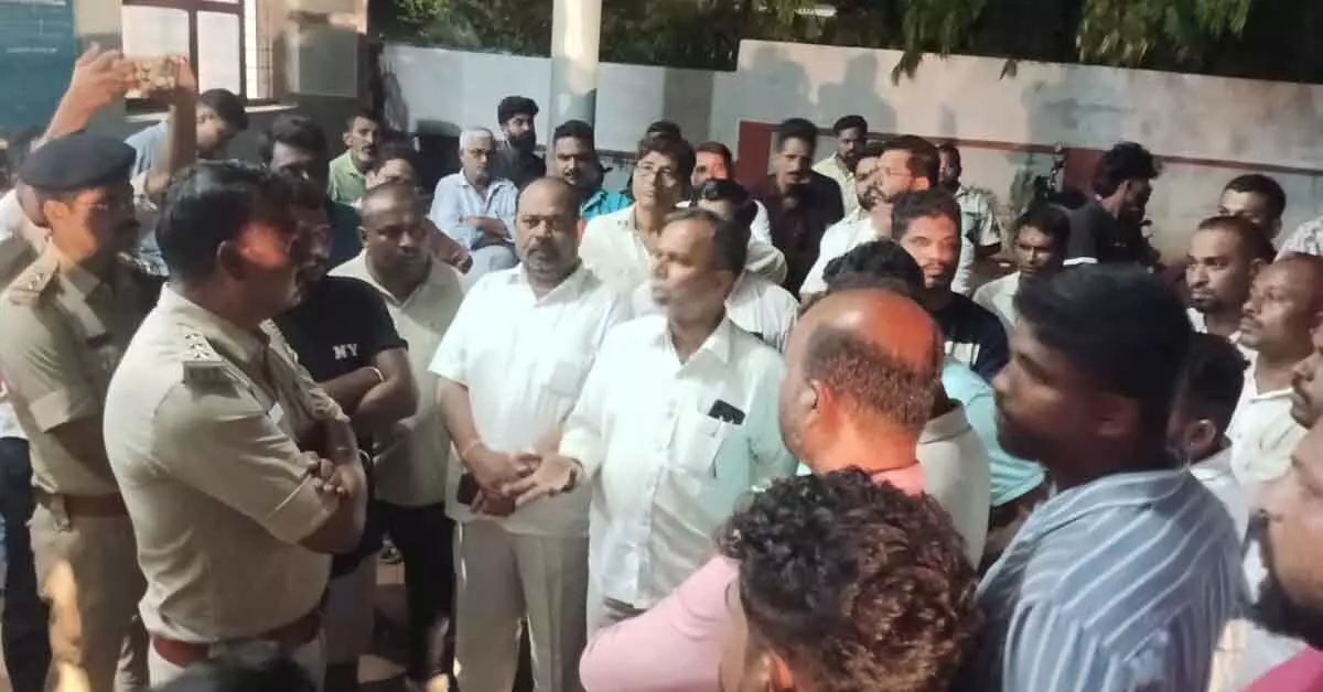 Bhatkal | ಯುವಕನ ಮೇಲೆ ಹಲ್ಲೆ ಆರೋಪ; ಸಂಘಪರಿವಾರದ ಕಾರ್ಯಕರ್ತರ ವಿರುದ್ಧ ಪ್ರಕರಣ ದಾಖಲು Bhatkal | ಯುವಕನ ಮೇಲೆ ಹಲ್ಲೆ ಆರೋಪ; ಸಂಘಪರಿವಾರದ ಕಾರ್ಯಕರ್ತರ ವಿರುದ್ಧ ಪ್ರಕರಣ ದಾಖಲು