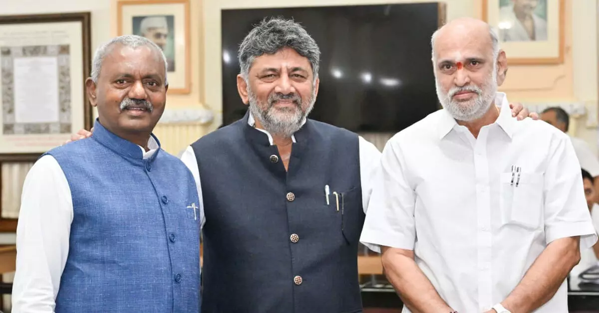 ವಿಧಾನ ಪರಿಷತ್ ಚುನಾವಣೆ | ಮತಚಲಾಯಿಸಿದ ಬಳಿಕ ಸಿಎಂ ಡಿ.ಕೆ.ಶಿವಕುಮಾರ್ ಅವರನ್ನು ಭೇಟಿಯಾದ ಬಿಜೆಪಿಯ ಉಚ್ಚಾಟಿತ ಶಾಸಕರು ವಿಧಾನ ಪರಿಷತ್ ಚುನಾವಣೆ | ಮತಚಲಾಯಿಸಿದ ಬಳಿಕ ಸಿಎಂ ಡಿ.ಕೆ.ಶಿವಕುಮಾರ್ ಅವರನ್ನು ಭೇಟಿಯಾದ ಬಿಜೆಪಿಯ ಉಚ್ಚಾಟಿತ ಶಾಸಕರು