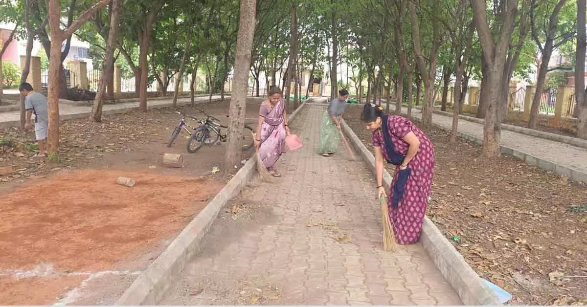 ಪಪಂ ನಿರ್ಲಕ್ಷ್ಯಕ್ಕೆ ಬೇಸತ್ತು ತಾವೇ ಪಾರ್ಕ್ ಸ್ವಚ್ಛಗೊಳಿಸಿದ ಕೊಟ್ಟೂರಿನ ಮಹಿಳೆಯರು! ಪಪಂ ನಿರ್ಲಕ್ಷ್ಯಕ್ಕೆ ಬೇಸತ್ತು ತಾವೇ ಪಾರ್ಕ್ ಸ್ವಚ್ಛಗೊಳಿಸಿದ ಕೊಟ್ಟೂರಿನ ಮಹಿಳೆಯರು!