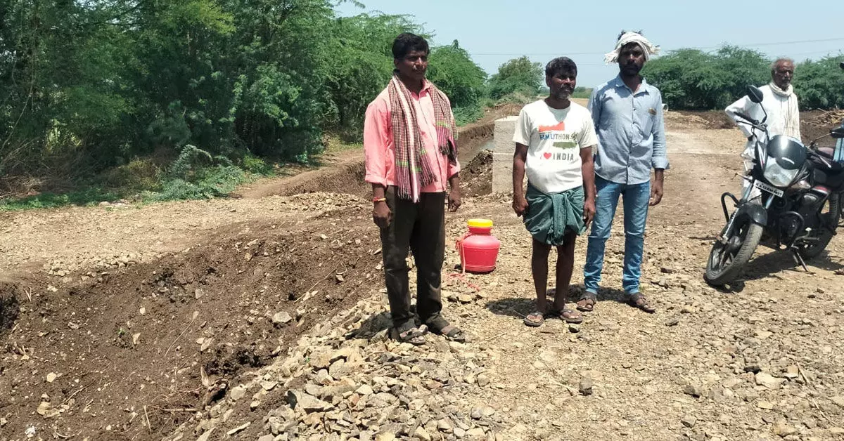 ಅಫಜಲಪುರ | ಜಮೀನಿಗೆ ತೆರಳುವ ಹಾದಿ ಬಂದ್: ಸಮಸ್ಯೆ ಪರಿಹಾರಕ್ಕೆ ತಹಸೀಲ್ದಾರರ ಮಧ್ಯಸ್ಥಿಕೆ ಕೋರಿದ ರೈತ ಅಫಜಲಪುರ | ಜಮೀನಿಗೆ ತೆರಳುವ ಹಾದಿ ಬಂದ್: ಸಮಸ್ಯೆ ಪರಿಹಾರಕ್ಕೆ ತಹಸೀಲ್ದಾರರ ಮಧ್ಯಸ್ಥಿಕೆ ಕೋರಿದ ರೈತ