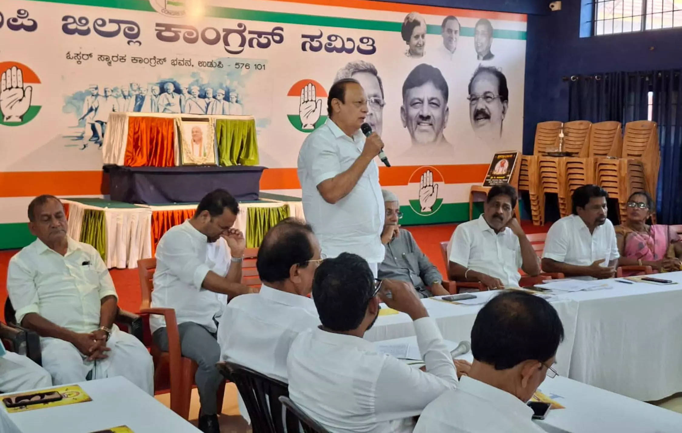 ಜನರ ಮತದಾನದ ಹಕ್ಕನ್ನು ಕಸಿಯಲು ಬಿಡುವುದಿಲ್ಲ: ವಿನಯಕುಮಾರ್ ಸೊರಕೆ ಜನರ ಮತದಾನದ ಹಕ್ಕನ್ನು ಕಸಿಯಲು ಬಿಡುವುದಿಲ್ಲ: ವಿನಯಕುಮಾರ್ ಸೊರಕೆ