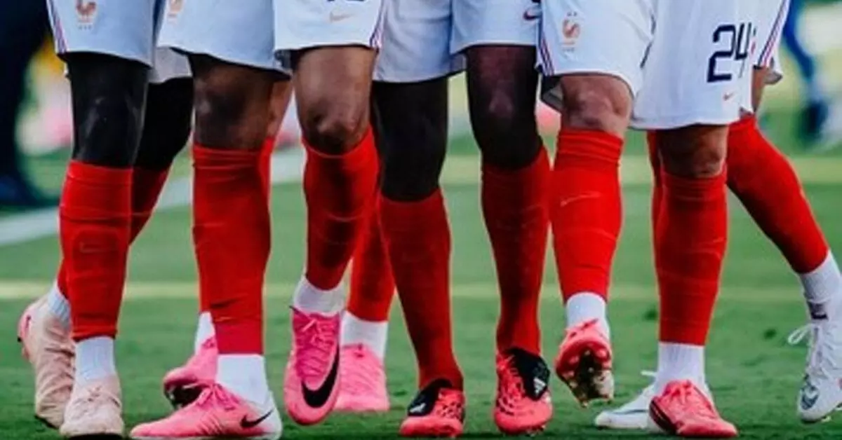 FIFA ವಿಶ್ವಕಪ್ ನಲ್ಲಿ ಫುಟ್ಬಾಲ್ ಆಟಗಾರರು ಗುಲಾಬಿ ಬಣ್ಣದ ಬೂಟು ತೊಡುತ್ತಿರುವುದೇಕೆ? FIFA ವಿಶ್ವಕಪ್ ನಲ್ಲಿ ಫುಟ್ಬಾಲ್ ಆಟಗಾರರು ಗುಲಾಬಿ ಬಣ್ಣದ ಬೂಟು ತೊಡುತ್ತಿರುವುದೇಕೆ?