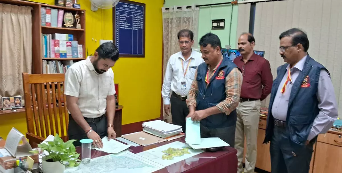 ಉಡುಪಿ ನಗರಸಭೆಗೆ ಲೋಕಾಯುಕ್ತ ದಾಳಿ; ಕಡತಗಳ ಪರಿಶೀಲನೆ ಉಡುಪಿ ನಗರಸಭೆಗೆ ಲೋಕಾಯುಕ್ತ ದಾಳಿ; ಕಡತಗಳ ಪರಿಶೀಲನೆ