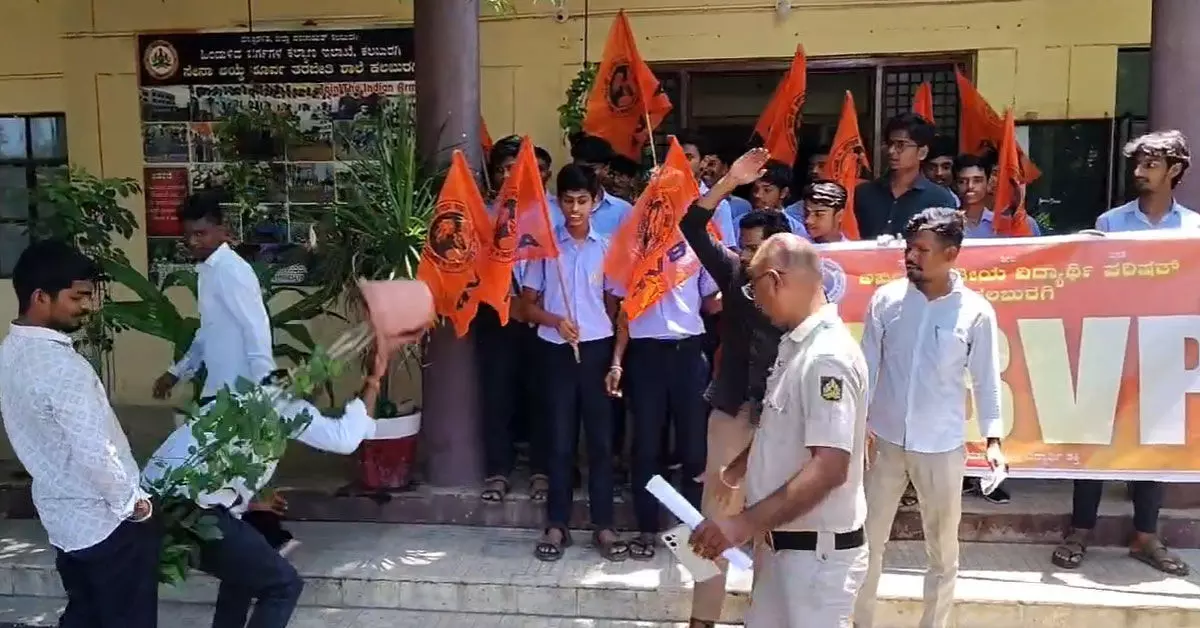 ಕಲಬುರಗಿ: ಹಿಂದುಳಿದ ವರ್ಗಗಳ ಕಲ್ಯಾಣಾಧಿಕಾರಿ ವಿರುದ್ಧ ಎಬಿವಿಪಿ ಪ್ರತಿಭಟನೆ ಕಲಬುರಗಿ: ಹಿಂದುಳಿದ ವರ್ಗಗಳ ಕಲ್ಯಾಣಾಧಿಕಾರಿ ವಿರುದ್ಧ ಎಬಿವಿಪಿ ಪ್ರತಿಭಟನೆ