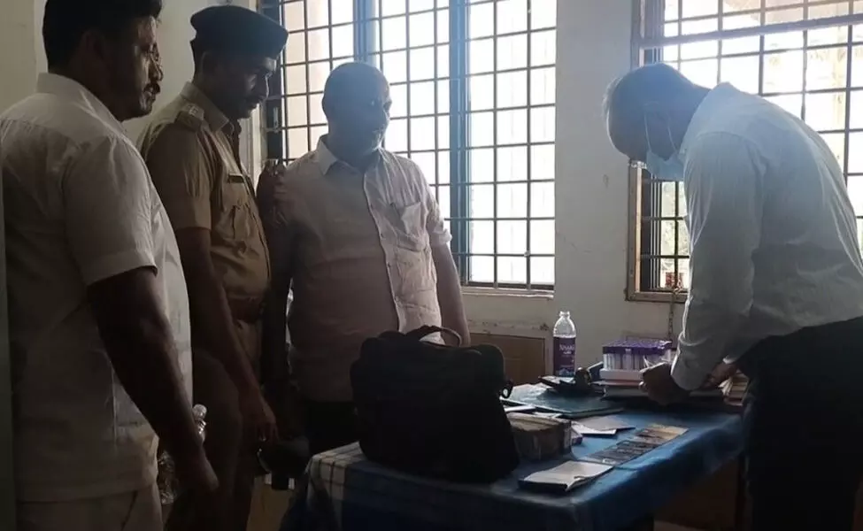 ಬ್ರಿಮ್ಸ್ ಆಸ್ಪತ್ರೆಗೆ ಉಪಲೋಕಾಯುಕ್ತ ಬಿ.ವೀರಪ್ಪ ಭೇಟಿ : ಲಕ್ಷಾಂತರ ಹಣ, ಚೆಕ್ ಪತ್ತೆ ಬ್ರಿಮ್ಸ್ ಆಸ್ಪತ್ರೆಗೆ ಉಪಲೋಕಾಯುಕ್ತ ಬಿ.ವೀರಪ್ಪ ಭೇಟಿ : ಲಕ್ಷಾಂತರ ಹಣ, ಚೆಕ್ ಪತ್ತೆ