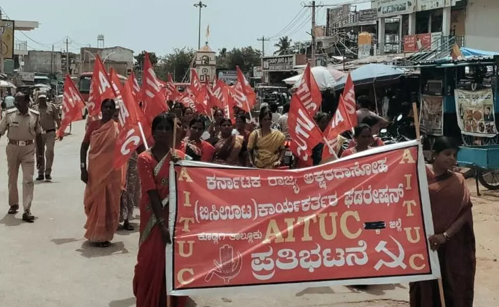 ವಿಜಯನಗರ | ವೇತನ ಹೆಚ್ಚಳ, ಉದ್ಯೋಗ ಭದ್ರತೆಗೆ ಆಗ್ರಹಿಸಿ ಬಿಸಿಯೂಟ ಕಾರ್ಯಕರ್ತೆಯರಿಂದ ಪ್ರತಿಭಟನೆ ವಿಜಯನಗರ | ವೇತನ ಹೆಚ್ಚಳ, ಉದ್ಯೋಗ ಭದ್ರತೆಗೆ ಆಗ್ರಹಿಸಿ ಬಿಸಿಯೂಟ ಕಾರ್ಯಕರ್ತೆಯರಿಂದ ಪ್ರತಿಭಟನೆ