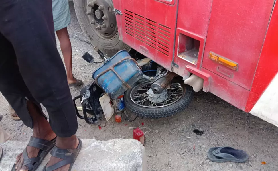 ರಾಯಚೂರು | ದ್ವಿಚಕ್ರ ವಾಹನಕ್ಕೆ KSRTC ಬಸ್ ಢಿಕ್ಕಿ : ಓರ್ವ ಸ್ಥಳದಲ್ಲೇ ಮೃತ್ಯು ರಾಯಚೂರು | ದ್ವಿಚಕ್ರ ವಾಹನಕ್ಕೆ KSRTC ಬಸ್ ಢಿಕ್ಕಿ : ಓರ್ವ ಸ್ಥಳದಲ್ಲೇ ಮೃತ್ಯು