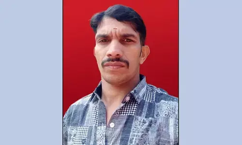ಕಳಸ | ಬೈಕಿನಲ್ಲಿ ಸಂಚರಿಸುತ್ತಿದ್ದ ವೇಳೆ ಮರದ ಕೊಂಬೆ ತಲೆ ಮೇಲೆ ಬಿದ್ದು ಸವಾರ ಮೃತ್ಯು