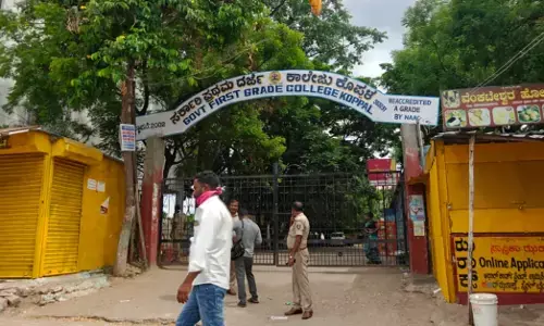 Koppala | NEET re-exam: ಪರೀಕ್ಷೆ ಆರಂಭಕ್ಕೆ 5 ನಿಮಿಷವಿರುವಾಗ ಆಗಮಿಸಿದ ವಿದ್ಯಾರ್ಥಿನಿಗೆ ಅವಕಾಶ ನಿರಾಕರಣೆ