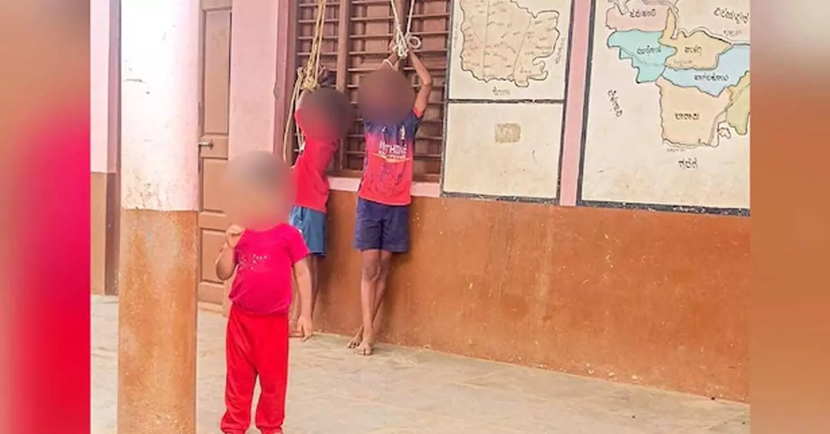 Bagalkot | ಕ್ರಿಕೆಟ್ ಆಡುವಾಗ ವೃದ್ದೆಗೆ ಚೆಂಡು ತಾಗಿದ್ದಕ್ಕೆ ಬಾಲಕರನ್ನು ಕಿಟಕಿಗೆ ಕಟ್ಟಿ ಹಾಕಿ ಹಲ್ಲೆ; ಆರೋಪ Bagalkot | ಕ್ರಿಕೆಟ್ ಆಡುವಾಗ ವೃದ್ದೆಗೆ ಚೆಂಡು ತಾಗಿದ್ದಕ್ಕೆ ಬಾಲಕರನ್ನು ಕಿಟಕಿಗೆ ಕಟ್ಟಿ ಹಾಕಿ ಹಲ್ಲೆ; ಆರೋಪ